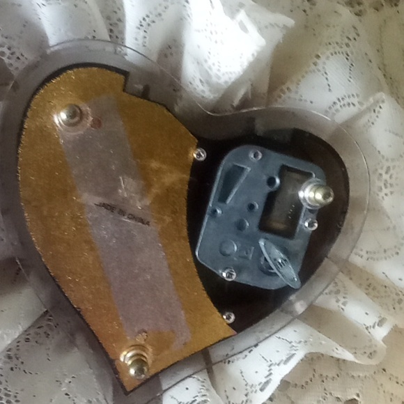 Vintage Yap's Hong Kong clear plastic music box with beautiful heart top. - Picture 6 of 8